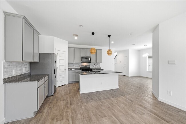 Building Photo - 31638 Featherstone Trl