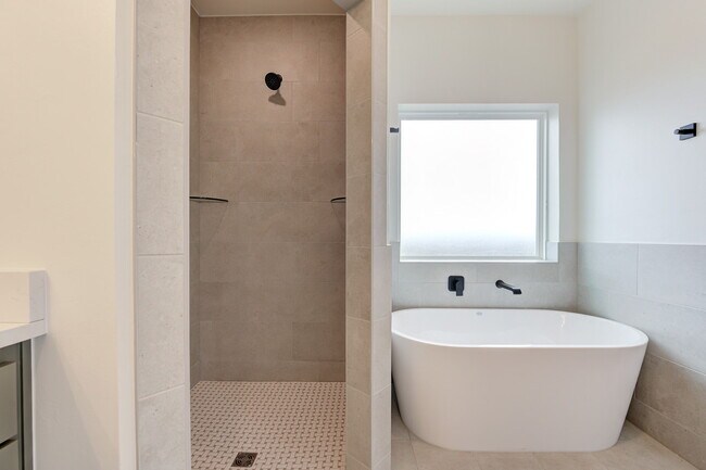 Building Photo - 2116 Josslyn Pl