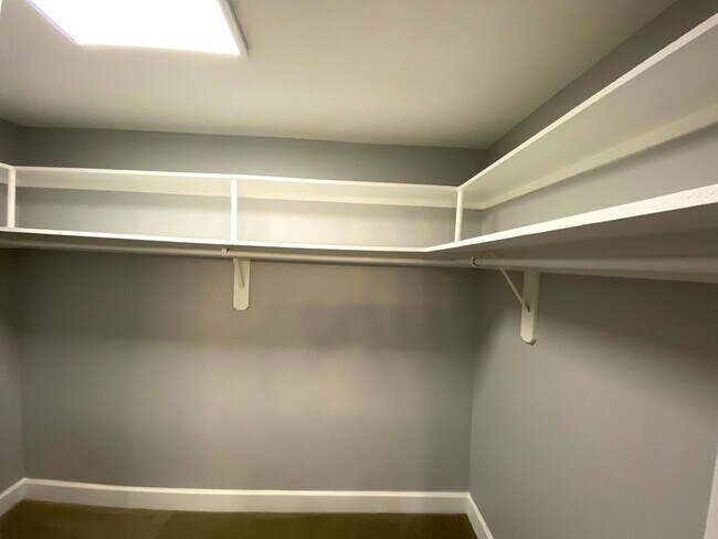 Building Photo - Stylish 2-Bed Apartment