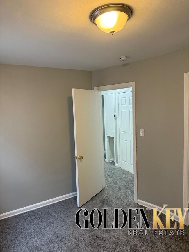 Building Photo - Newly Renovated 3-bedroom house on the Eas...