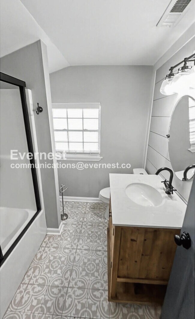 Building Photo - 3 Bed, 2 Bath Home with Fenced Yard / Pet-Friendly / Available Now!