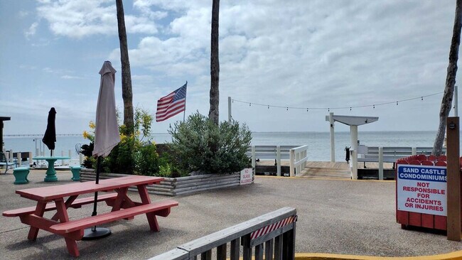 Building Photo - 208 W Kingfish St