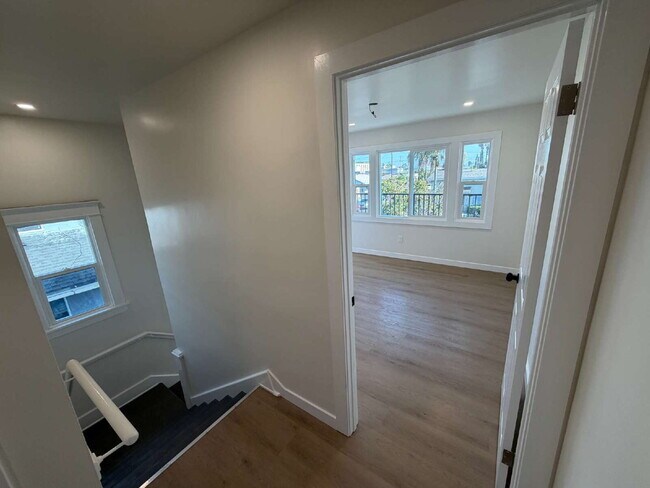 Building Photo - Fully Remodeled 1 Bed + 1 Bath Upstairs Unit + In-Unit Laundry + AC