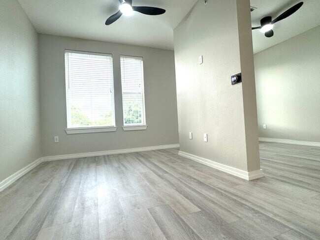 Building Photo - Luxurious Penthouse Studio condo at Zilker