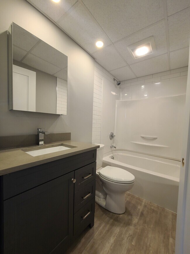 Building Photo - 15 Carson St