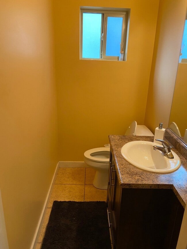 Building Photo - 5-Bedroom Home Located in Barkley Neighborhood