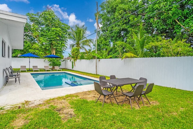 Building Photo - 17835 NE 6th Ave