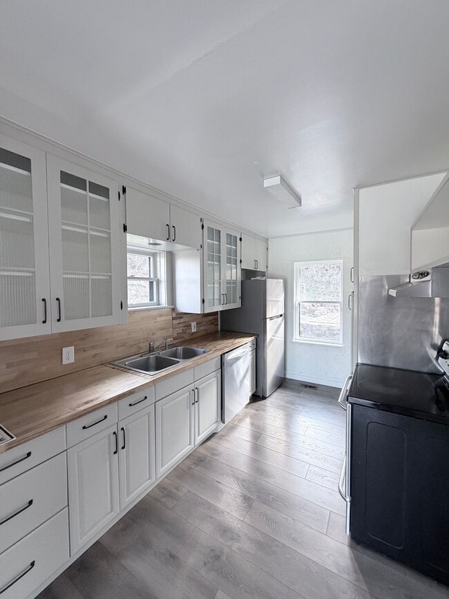 Building Photo - Lakeview 4-Bedroom Home Steps from Moore Park – Updated Throughout! 2.8 miles from Sky Lakes and OIT