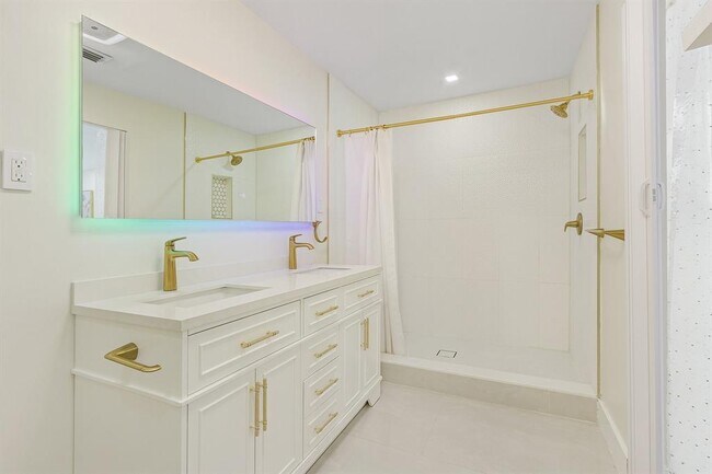 Building Photo - 2320 SW 21st St