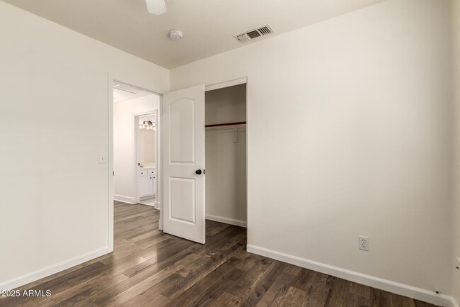 Building Photo - 1132 N Hudson Pl