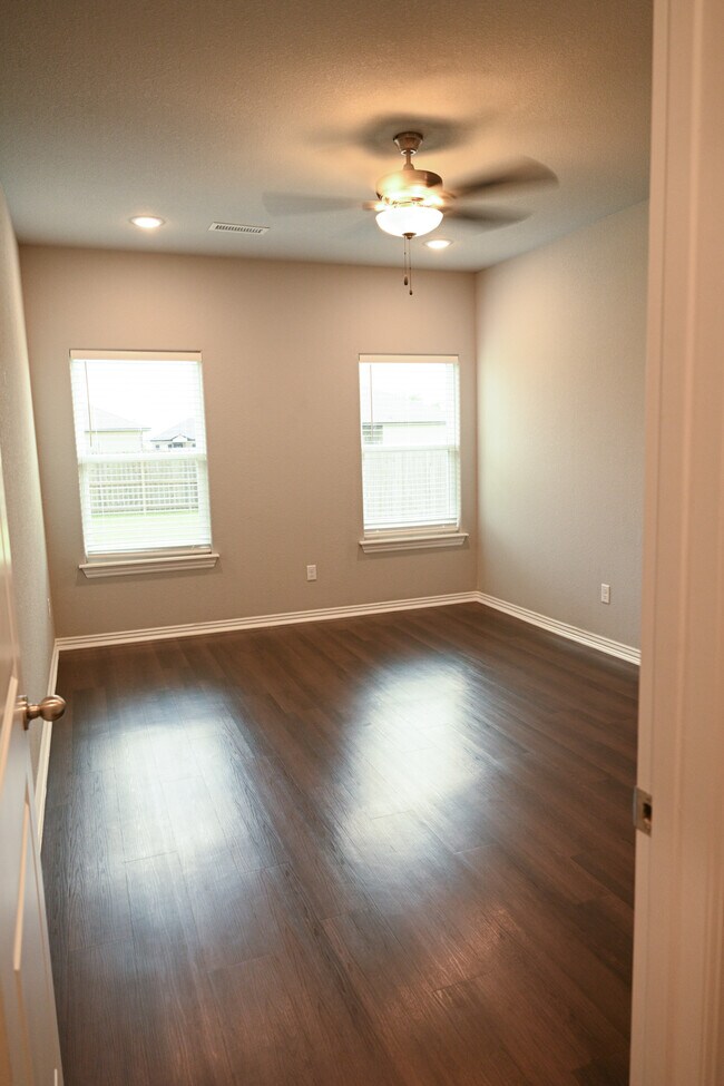 Building Photo - 211 Grove Ln