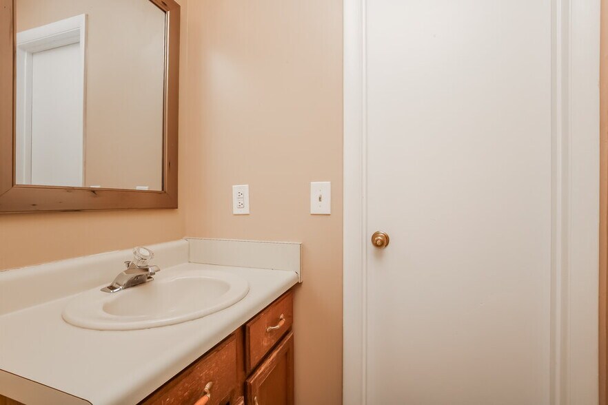Building Photo - 2621 Deerpath Dr
