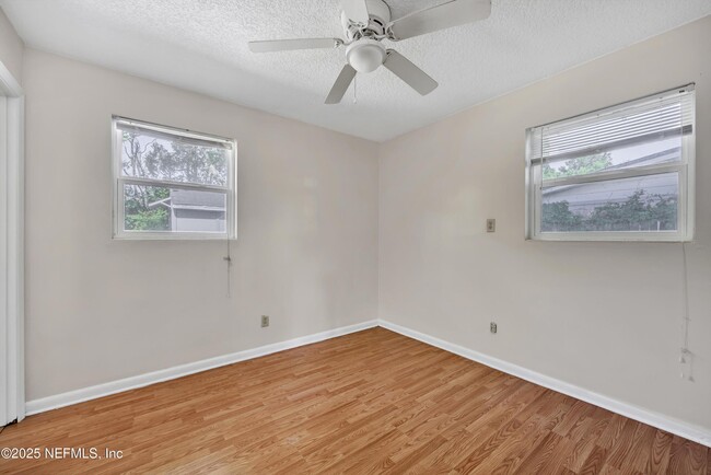 Building Photo - 2930 Wycombe Dr W