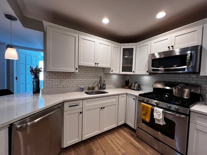 Building Photo - 10 Symmes St