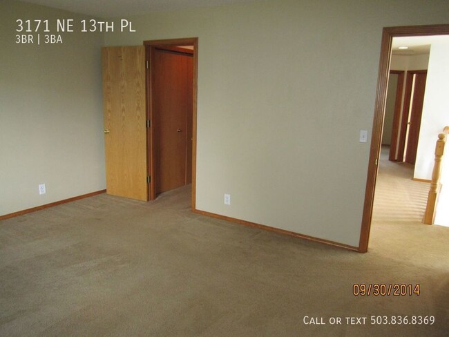 Building Photo - Three Bedroom Duplex Unit Only Blocks from...