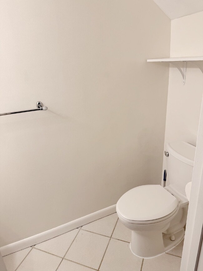 Building Photo - Spacious 2 BED 1.5 BATH Condo rental close to Quincy Center!