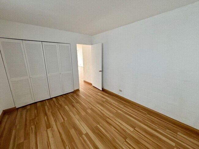 Building Photo - Unfurnished 2 bd, 1 bath 4 floor walk-up w...