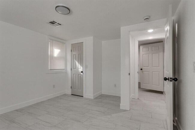 Building Photo - 2421 NW 18th St