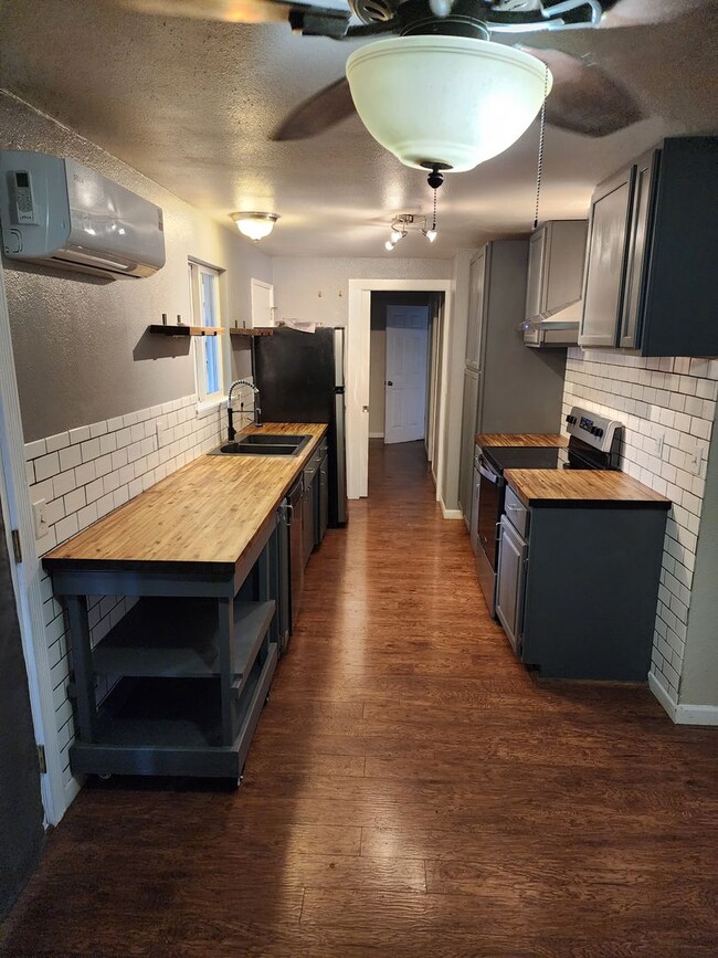 Building Photo - 3 Bed 2 Bath Graham Home w/ Beautiful Kitc...