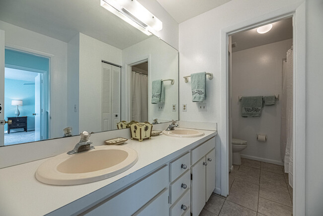 Building Photo - 3257 River Villa Way