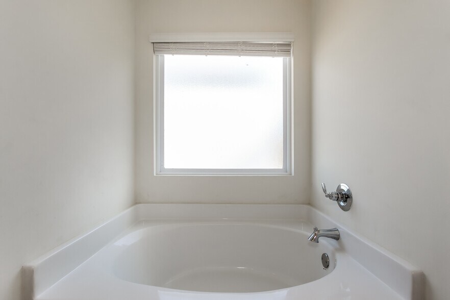 Building Photo - 12 Deer Creek Dr