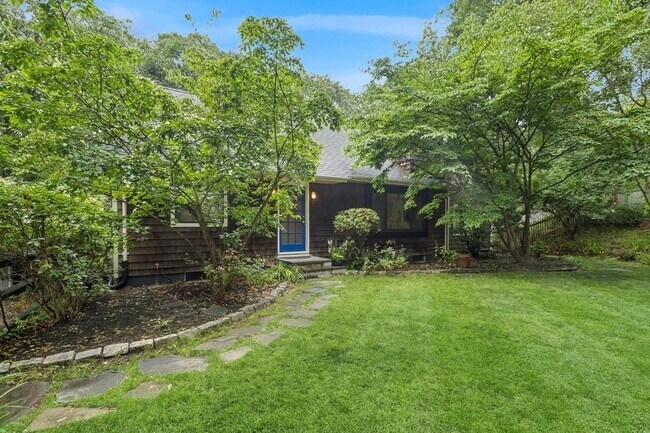 Building Photo - 37 Glenview Dr