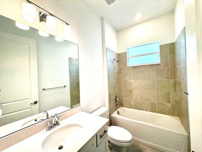 Building Photo - Brand New Luxury Rental in Wellen Park – Never Lived In!