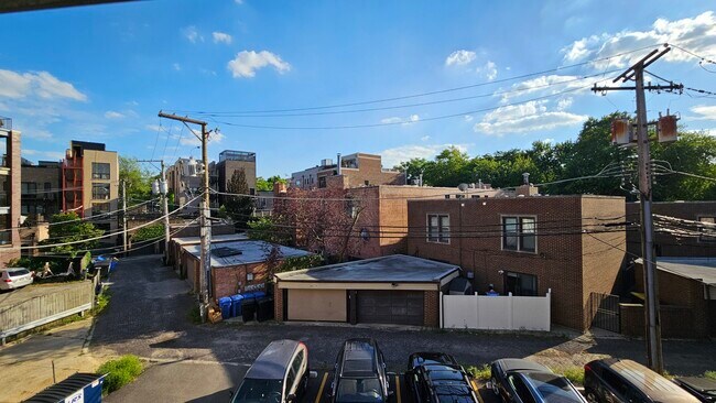 Building Photo - 2250 N Lincoln Ave