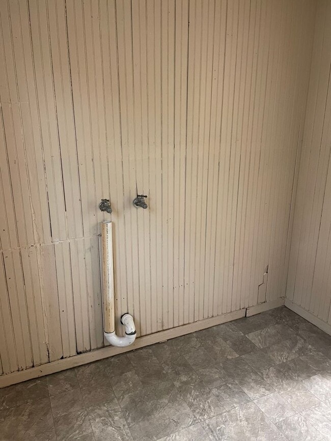 Building Photo - CHARMING 2 BED 1.5 BATH HOME IN DOWNTOWN AREA