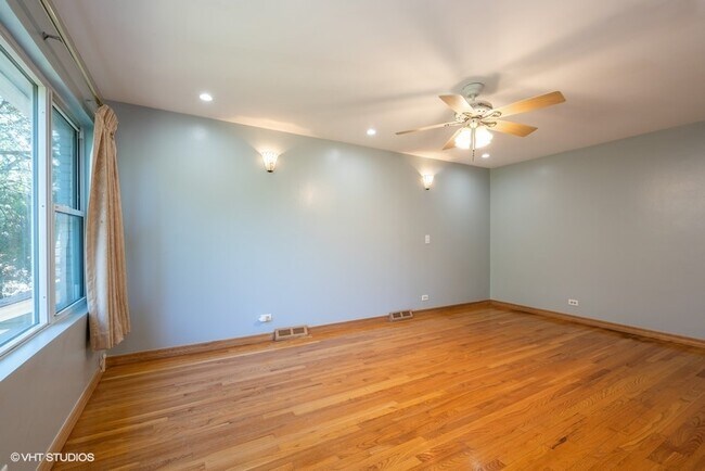 Building Photo - 1835 W Berteau Ave