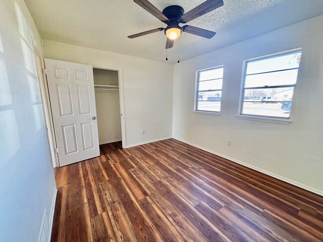 Building Photo - Freshly Remodeled 3 Bedroom 2 Bathroom Hom...