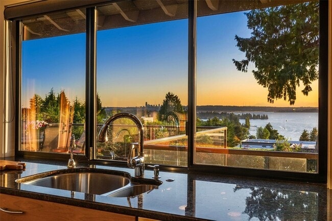 Building Photo - Kirkland View Home