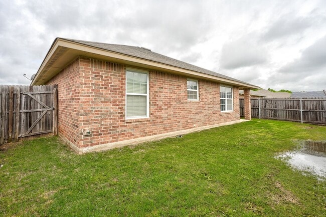 Building Photo - Comfort Meets Convenience | 3-Bedroom Home...