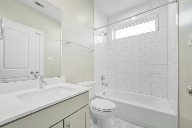 Building Photo - 720 W Donovan St