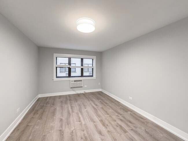 Building Photo - 448 W Barry Ave
