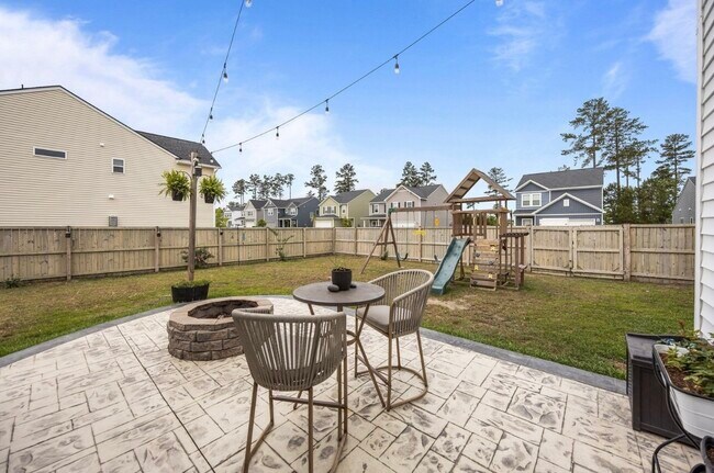 Building Photo - 401 Carrara Dr