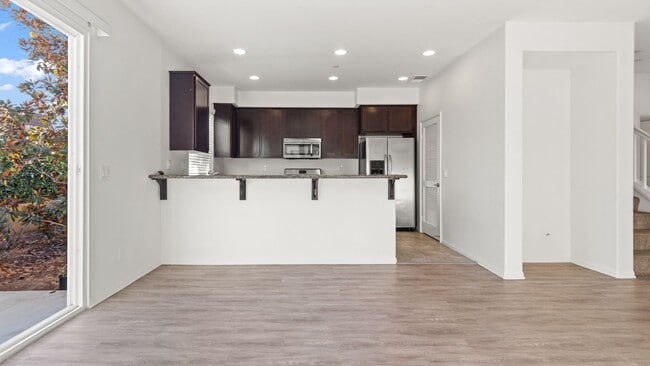 Building Photo - 2BR Townhouse in Imperial Beach with Washer/Dryer and Garage!