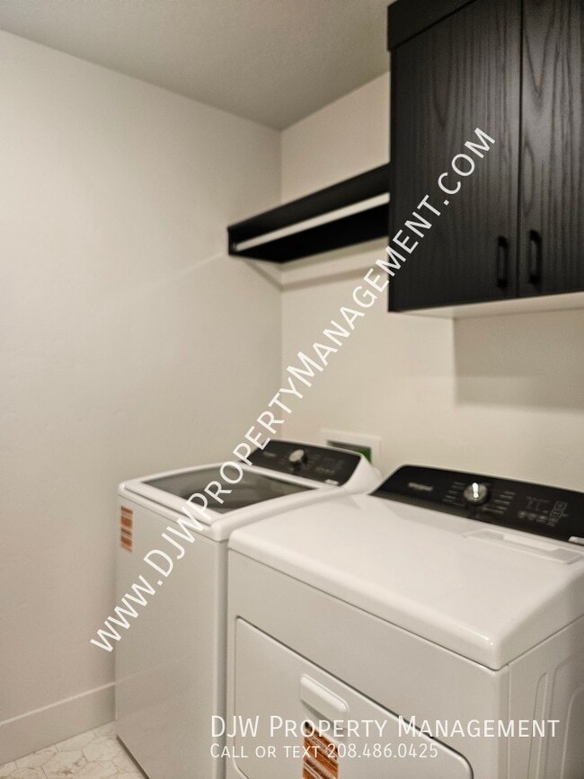 Building Photo - 1334 N Meadowglen Ave