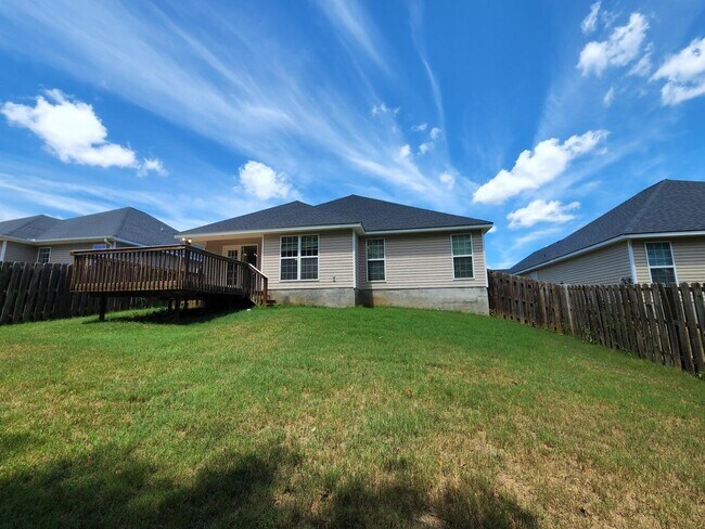 Building Photo - 572 Lory Ln