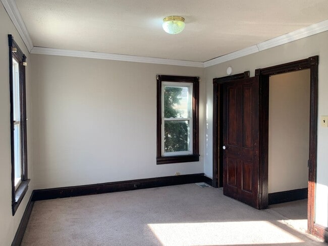 Building Photo - Spacious single family home with 3 beds/2 ...