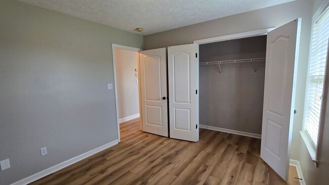 Building Photo - Beautiful home just minutes to Medina Middle School with Lawn care included