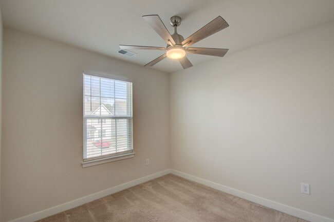 Building Photo - Like New End Unit Townhome, 3 Bed 2.5 Bath