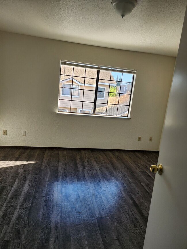 Building Photo - 1313 Claus Rd