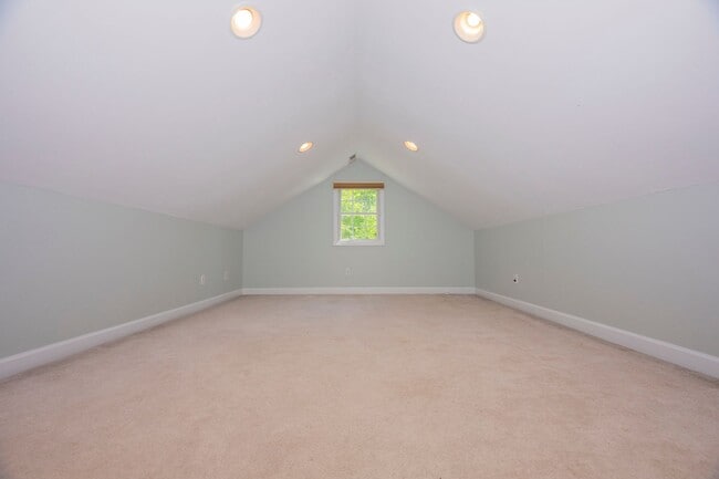 Building Photo - 237 Riverbend Rd