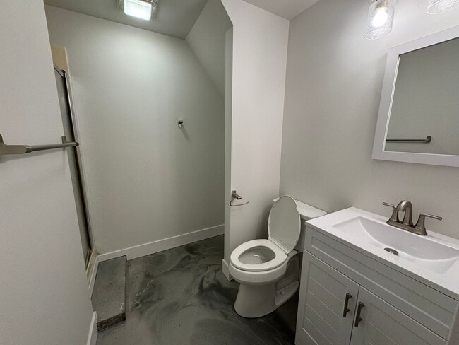 Building Photo - 4 Bedroom house with Second kitchen in basement