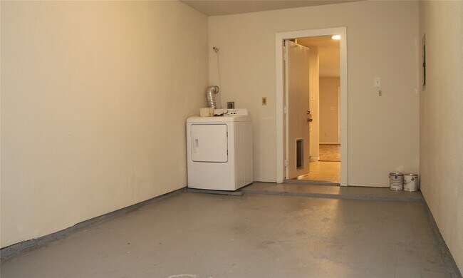 Building Photo - 2425 Holly Hall St