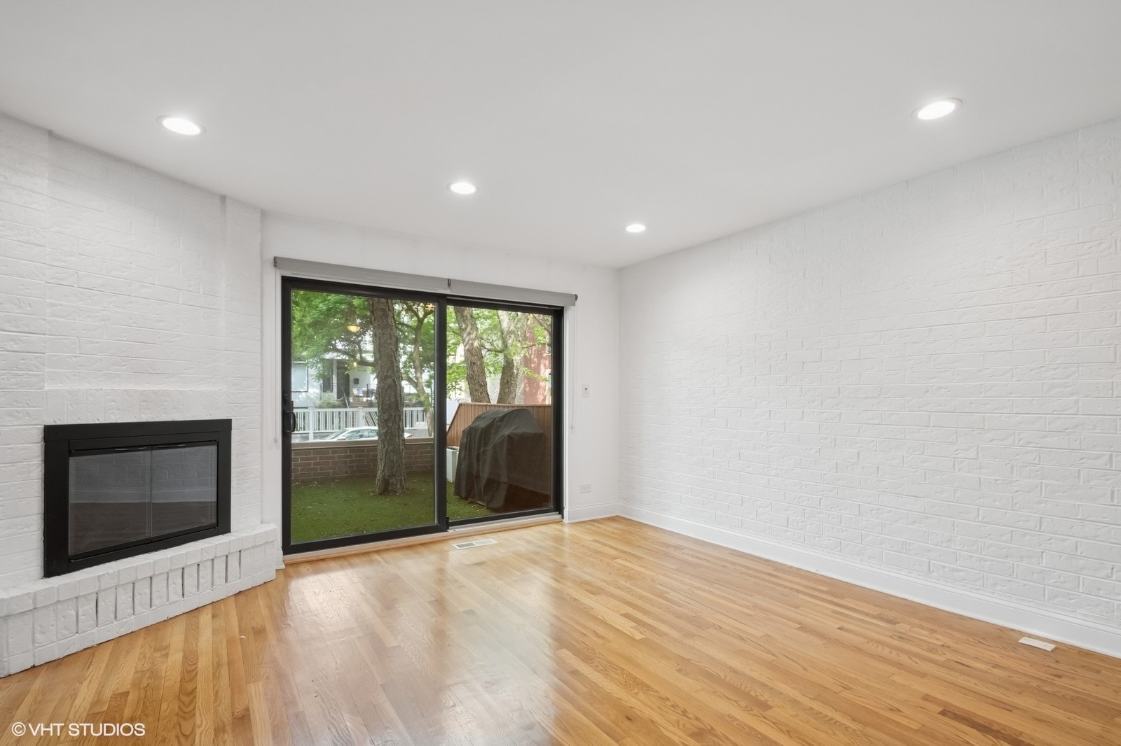 Building Photo - 3759 N Kenmore Ave