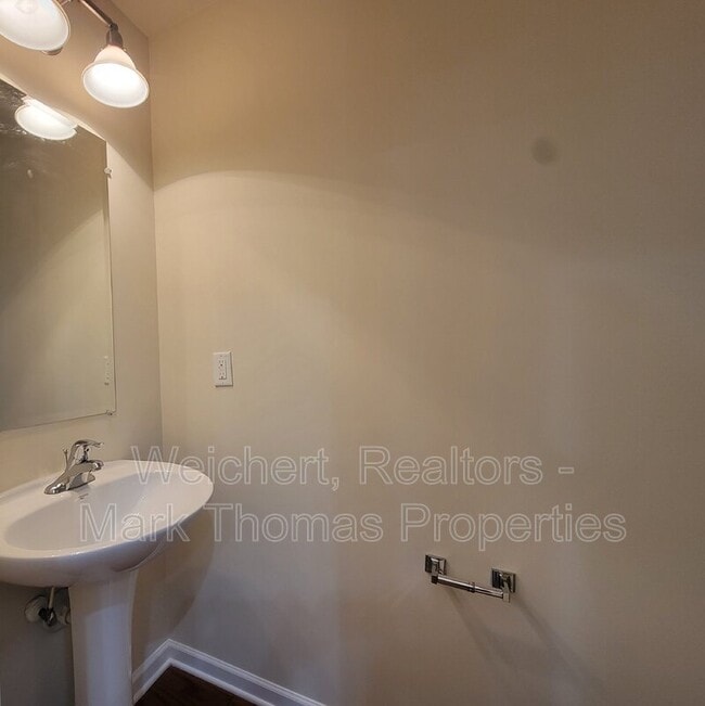 Building Photo - 100-251 Stratford Lakes Dr