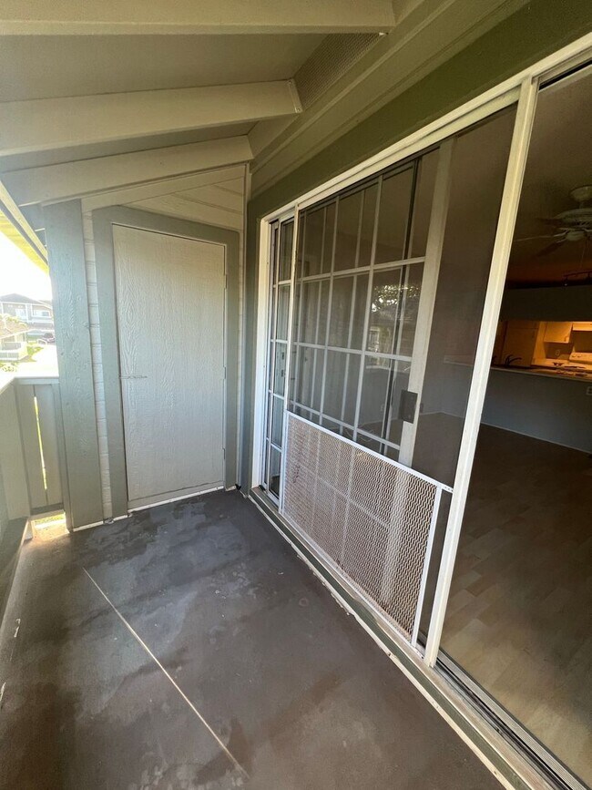 Building Photo - Upstairs Corner Unit 1 Bedroom/1 Bath Town...