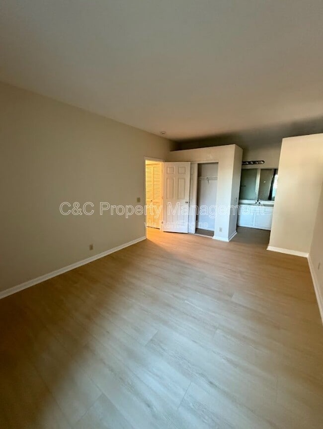 Building Photo - 37050 Meadowbrook Common